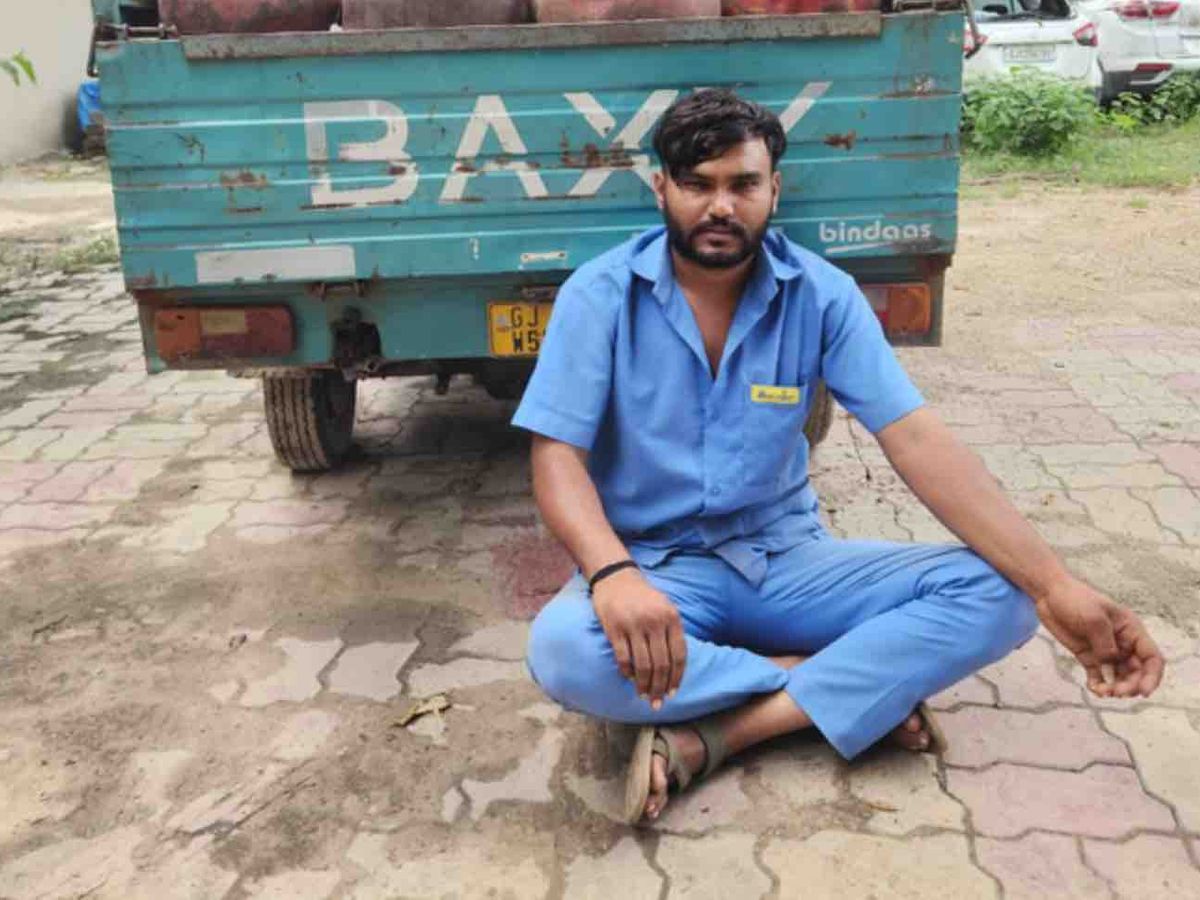 21 cylinders and rickshaw seized from gas agency delivery boy in Patan | ગેરકાયદે  ગેસ રિફિલિંગ ઝડપાયું: પાટણમાં ગેસ એજન્સીના ડિલિવરી બોય પાસેથી 21 સિલિન્ડર  અને રિક્ષા જપ્ત ...