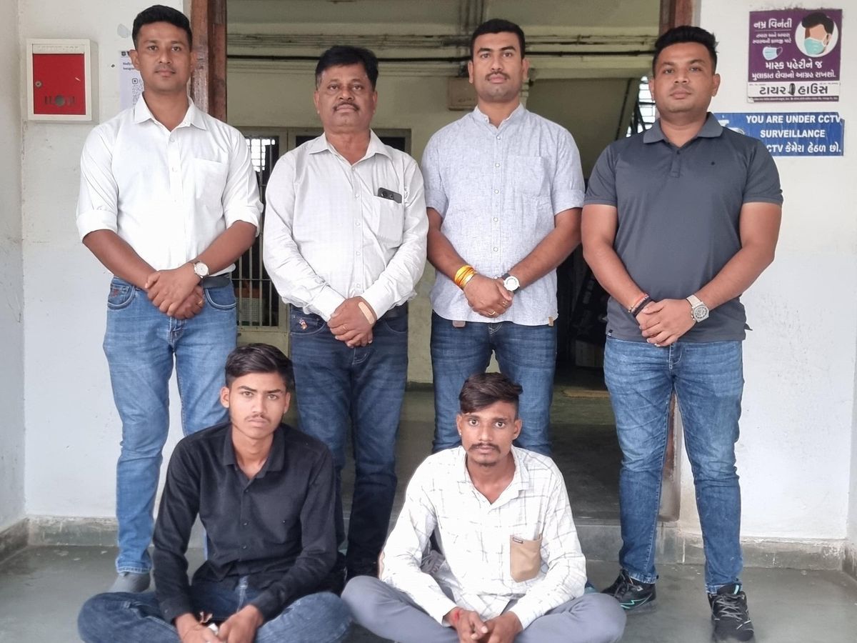 Hotel theft solved in Eid | ઇડરમાં હોટલ ચોરીનો ભેદ ઉકેલાયો: SOG પોલીસે બે  આરોપીને 35 હજારના મુદ્દામાલ સાથે રાણી તળાવ પાસેથી ઝડપ્યા - sabarkantha  (Himatnagar) News | Divya ...