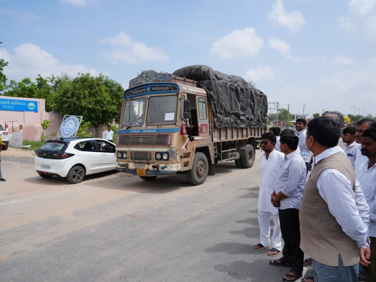 Grass depots for livestock started in four talukas of Banaskantha | પશુપાલકોને  રાહત: બનાસકાંઠાના ચાર તાલુકામાં પશુધન માટે ઘાસ ડેપો શરૂ - Tharad News |  Divya Bhaskar