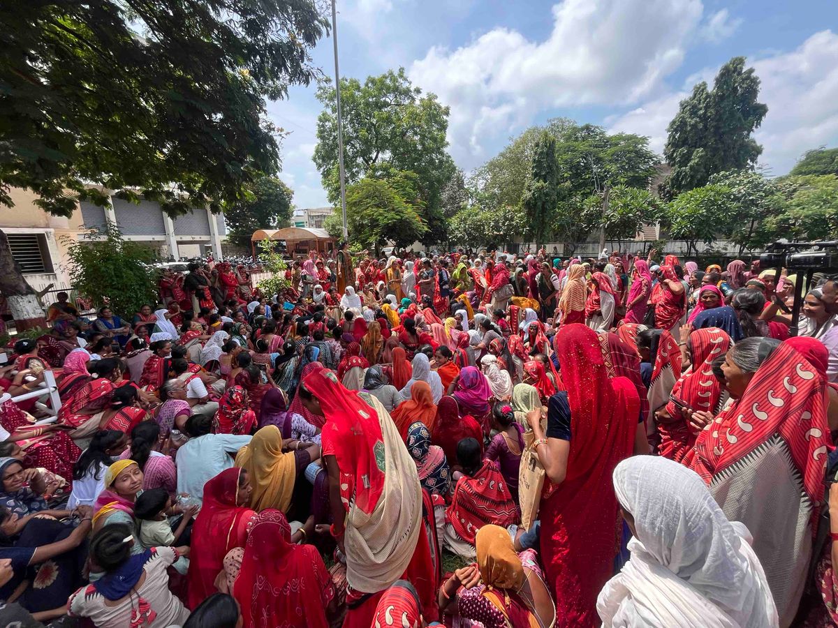 Complaint to Collector against fixed salary and online work, health of a  female employee deteriorates | બનાસકાંઠાની આશા વર્કરોનું આંદોલન: ફિક્સ પગાર  અને ઓનલાઈન કામગીરી વિરુદ્ધ ...