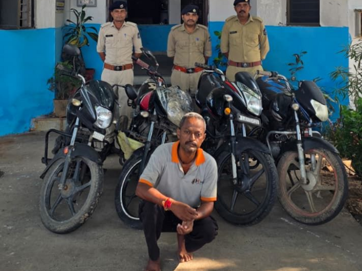 Bike thief caught from Bhiloda rooftop, three crimes solved | બાઇક ચોર  ઝડપાયો: ભિલોડાના છાપરામાંથી બાઇક ચોર પકડાયો, ત્રણ ગુનાનો ભેદ ઉકેલાયો -  Bhiloda News | Divya Bhaskar