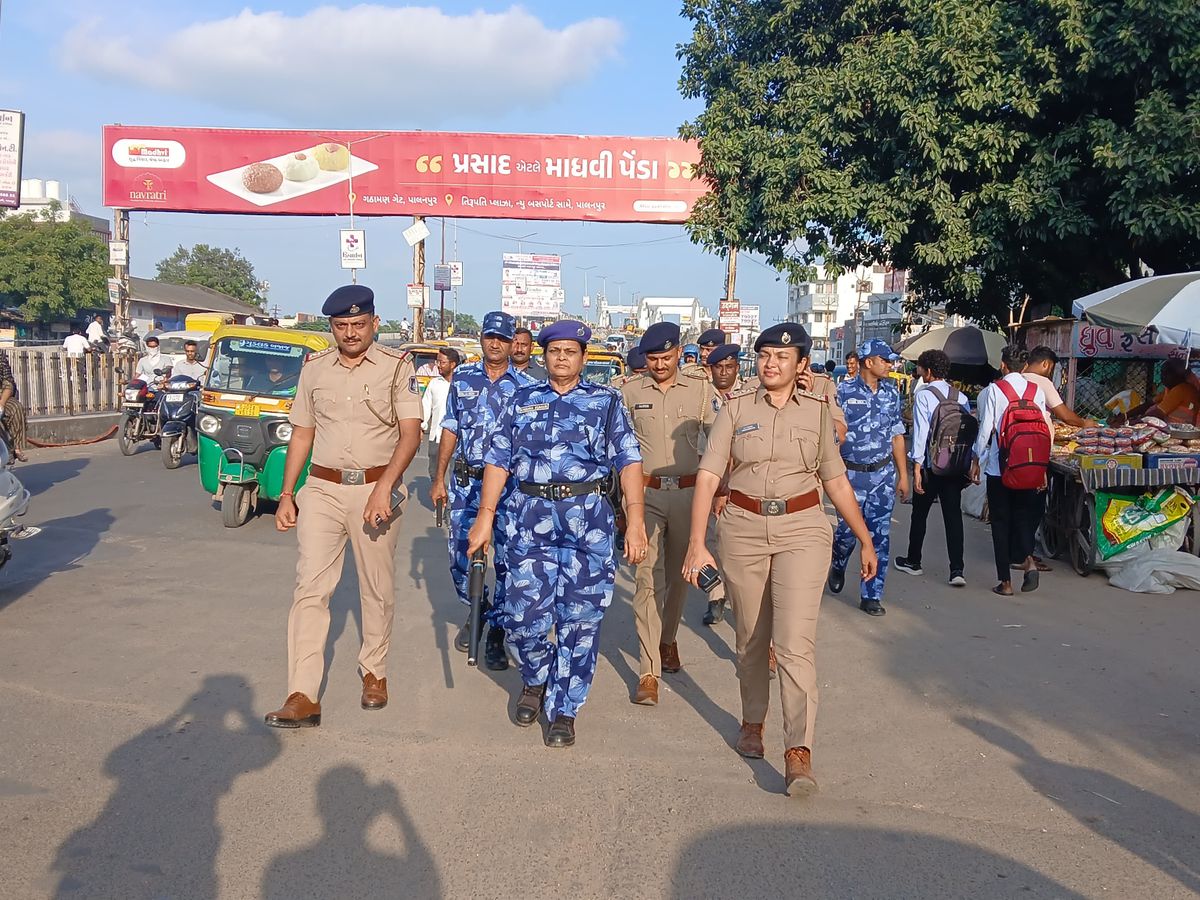 Flag march of Rapid Action Force in sensitive area of Palanpur |  ફ્લેગમાર્ચ: પાલનપુરના સંવેદનશીલ વિસ્તારમાં રેપિડ એક્શન ફોર્સની ફ્લેગમાર્ચ -  banaskantha (Palanpur) News | Divya Bhaskar