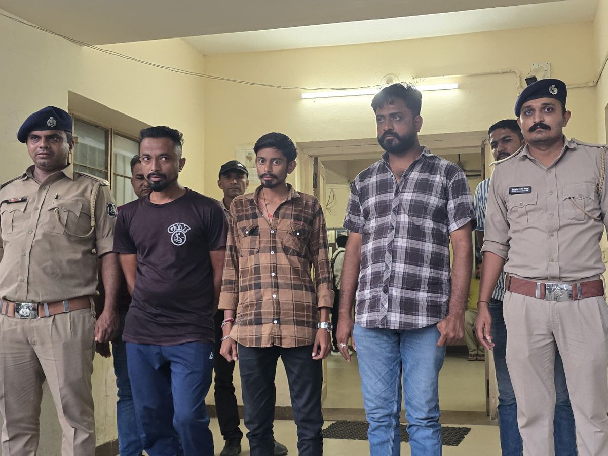 Visnagar Youth Attacked Iron Pipe Arrested | વિસનગરમાં છોકરીની મિત્રતાના  મુદ્દે યુવક પર હુમલો: ગેલેક્સી હબ માર્કેટમાં 6 શખ્સોએ લોખંડની પાઈપથી કર્યો  હુમલો, 3ની ...