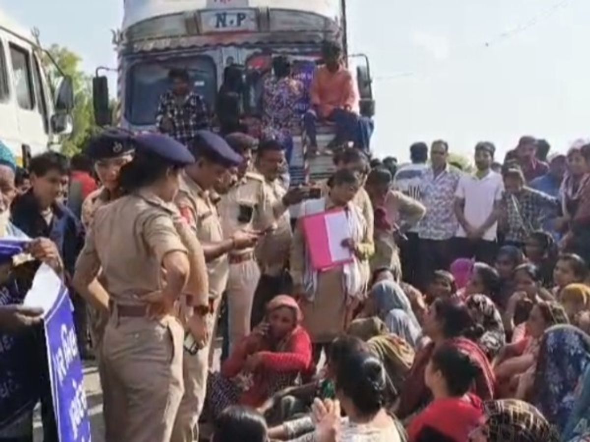 Mahesana Bahucharaji Highway Traffic Jam; Villagers Protest Against  Twilight Craft Paper Mill Pollution, VIDEOS | ગ્રામજનોએ હાઇવે ચક્કાજામ કરી  પેપર મિલ બંધ કરાવી: કંપનીના પ્રદૂષણથી કંટાળી ...