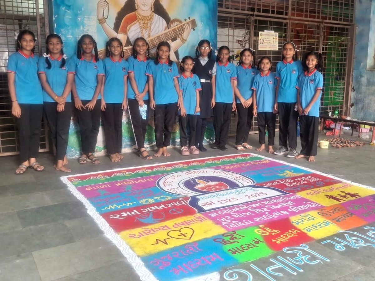 Students draw attractive rangoli at Surat Nagar Primary Education Committee  school