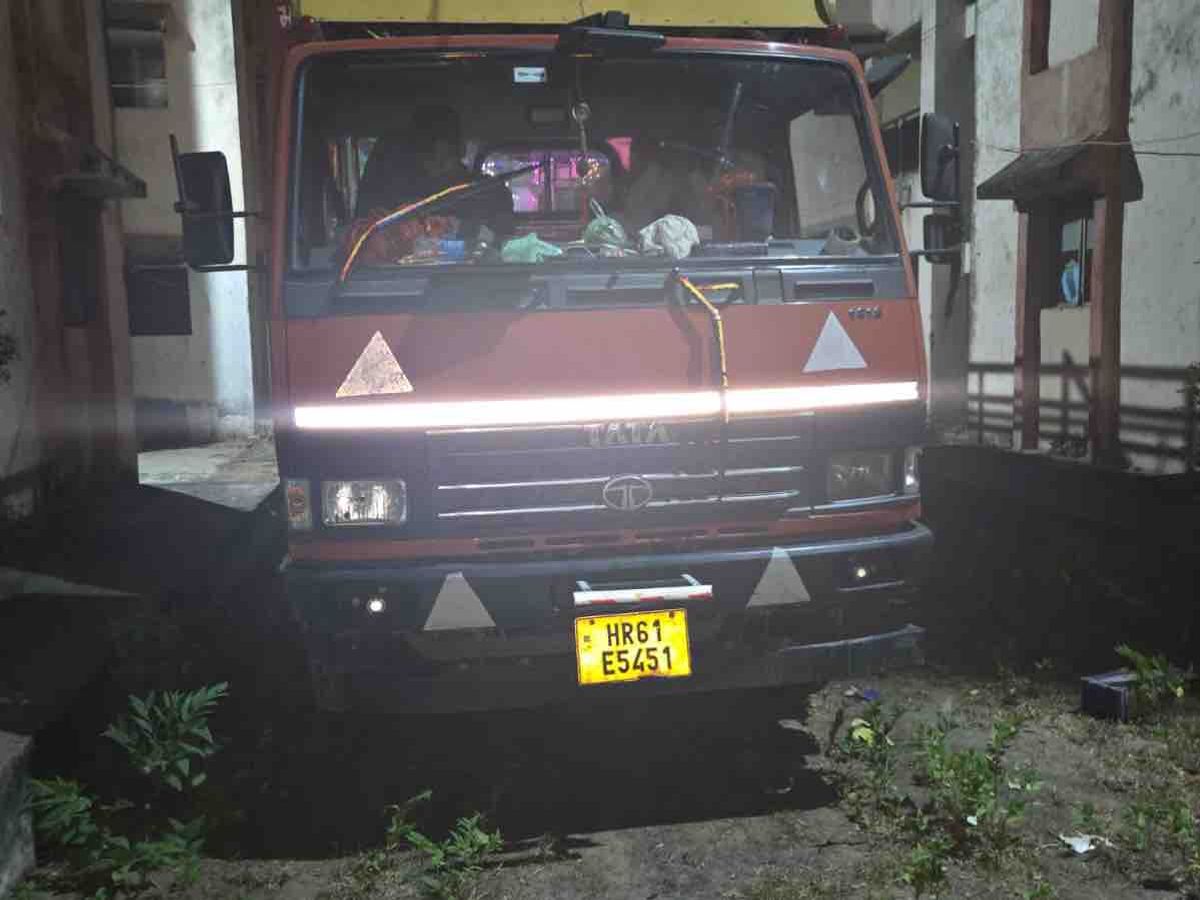 Liquor smuggling under the guise of medicine and gas valves at Amirgarh  border | અમીરગઢ બોર્ડર પર દવા-ગેસ વાલ્વની આડમાં દારૂની હેરાફેરી: ટ્રકમાંથી  4740 બોટલ વિદેશી દારૂ સાથે 31.99 ...