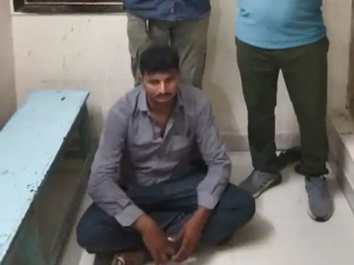 Mehsana Parole Flow Team nabs absconding accused in fraud case from Dhansura,  Vadnagar | છેતરપિંડીના ગુનાનો આરોપી ઝડપાયો: મહેસાણા પેરોલ ફર્લો ટીમે  આરોપીને વડનગરના ધનસુરાથી ઝડપી ...
