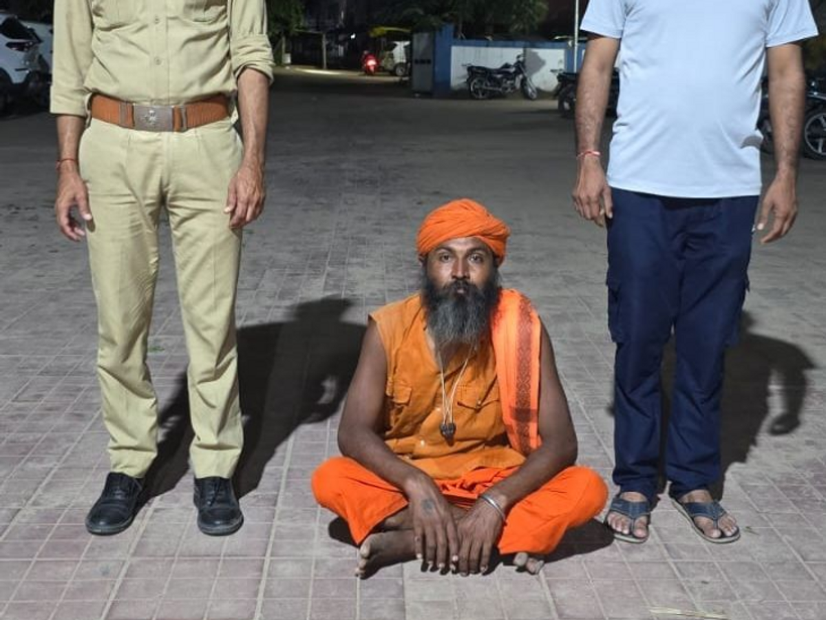 In Siddhapur, a disciple was killed by a guru who was angry after receiving  nothing in alms. | હત્યાનો ભેદ ઉકેલાયો: સિદ્ધપુરમાં શિષ્યને ભિક્ષામાં કશું  નહીં મળતાં ગુસ્સે થયેલા ...