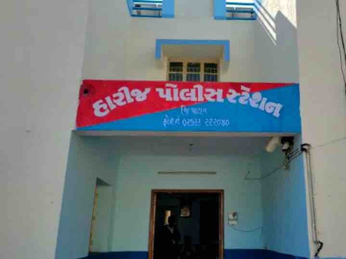 People's health is being compromised by running a hospital without a medical  degree. | હારીજમાંથી નકલી ડૉક્ટર ઝડપાયો: મેડિકલ ડિગ્રી વિના દવાખાનું ચલાવી  લોકોના સ્વાસ્થ્ય સાથે ...