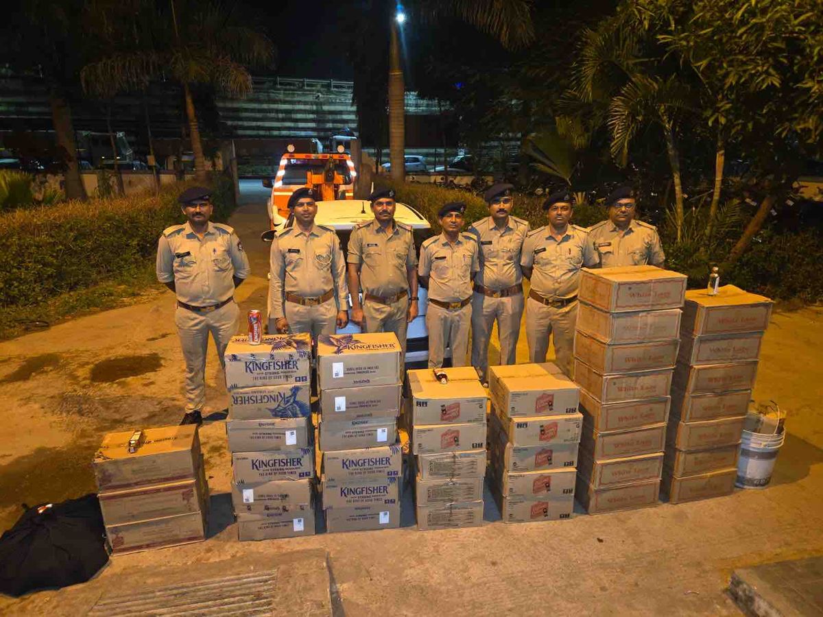 Foreign liquor worth Rs 4.23 lakh seized from car with fake number plate,  driver absconding | અમીરગઢમાં દારૂની હેરાફેરી પકડાઈ: બનાવટી નંબર પ્લેટવાળી  કારમાંથી 4.23 લાખનો વિદેશી દારૂ ...