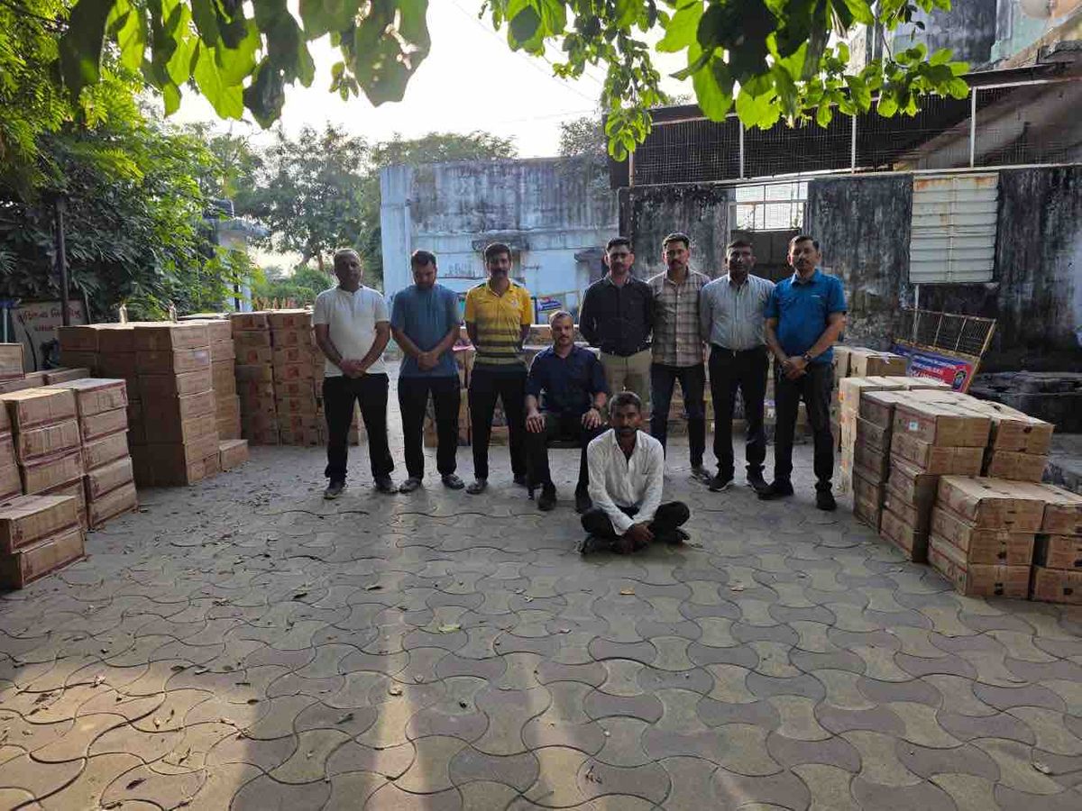 Goods worth ₹53.88 lakh seized from tanker near Palanpur | બનાસકાંઠા LCBએ  દારૂ ઝડપ્યો: પાલનપુર નજીક ટેન્કરમાંથી ₹53.88 લાખનો મુદ્દામાલ જપ્ત -  banaskantha (Palanpur) News | Divya Bhaskar