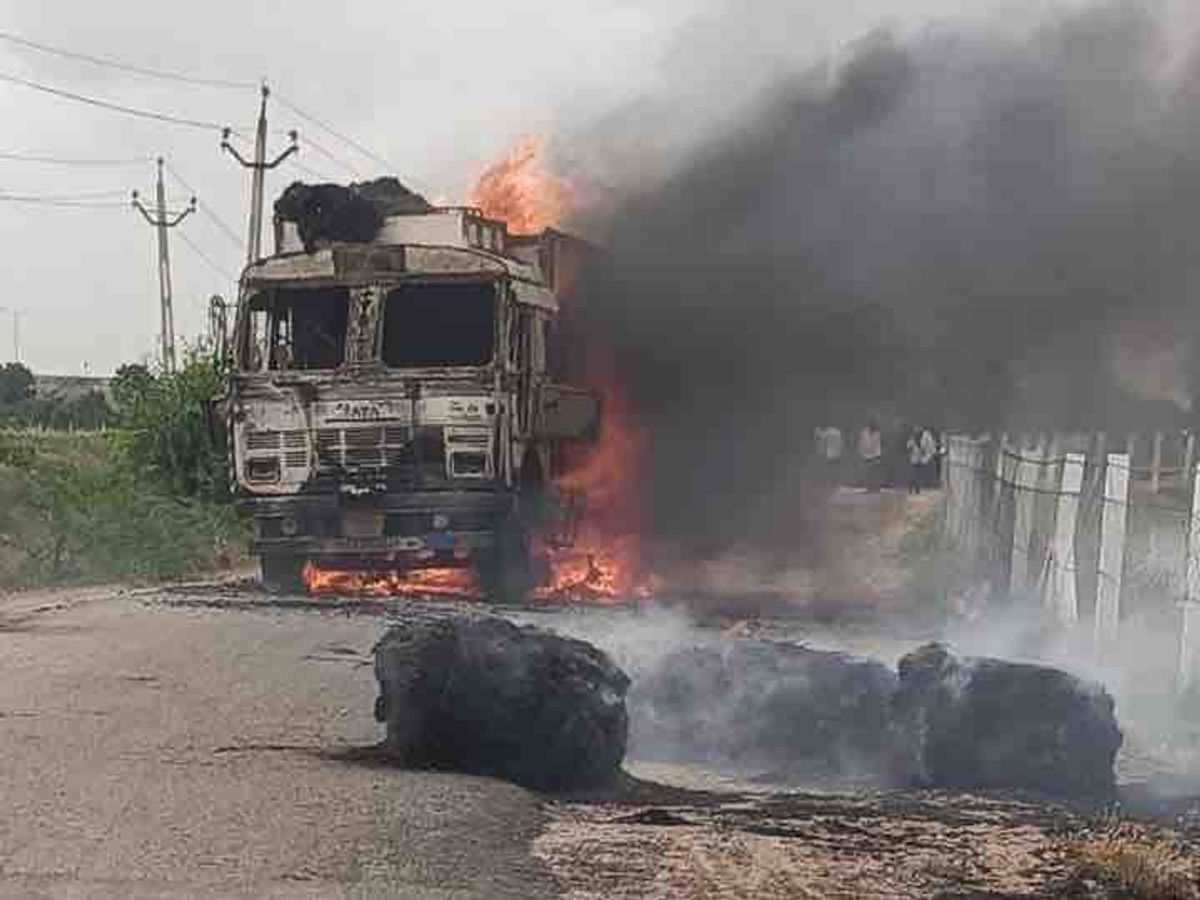 Fire in a truck loaded with fodder in Manpura near Santalpur | સાંતલપુર  નજીક માનપુરામાં ઘાસચારા ભરેલી ટ્રકમાં આગ: સરકાર દ્વારા વિતરિત પશુ ચારો  બળીને ખાખ - Patan News | Divya Bhaskar