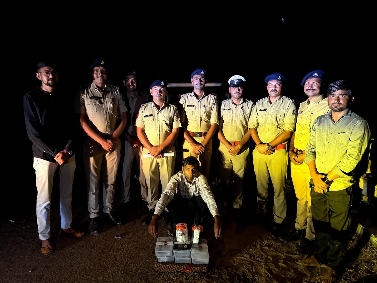 Tharad police seize 2.852 kg opium from Bolero | થરાદ પોલીસે બોલેરોમાંથી  2.852 કિલો અફીણ ઝડપ્યું: એક આરોપીની ધરપકડ, રાજસ્થાનના સપ્લાયર સામે પણ ગુનો  નોંધાયો - Tharad ...