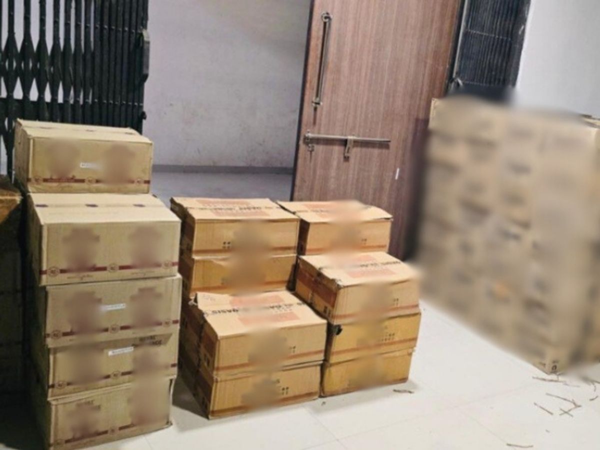 Aravalli LCB seizes liquor worth 10 lakhs near Modasa | અરવલ્લી LCBએ મોડાસા  નજીકથી દારૂ ઝડપ્યો: ઇલેક્ટ્રિક સામાનની આડમાં 10 લાખનો દારૂ, 1 કરોડનો  મુદ્દામાલ જપ્ત, 1 ...