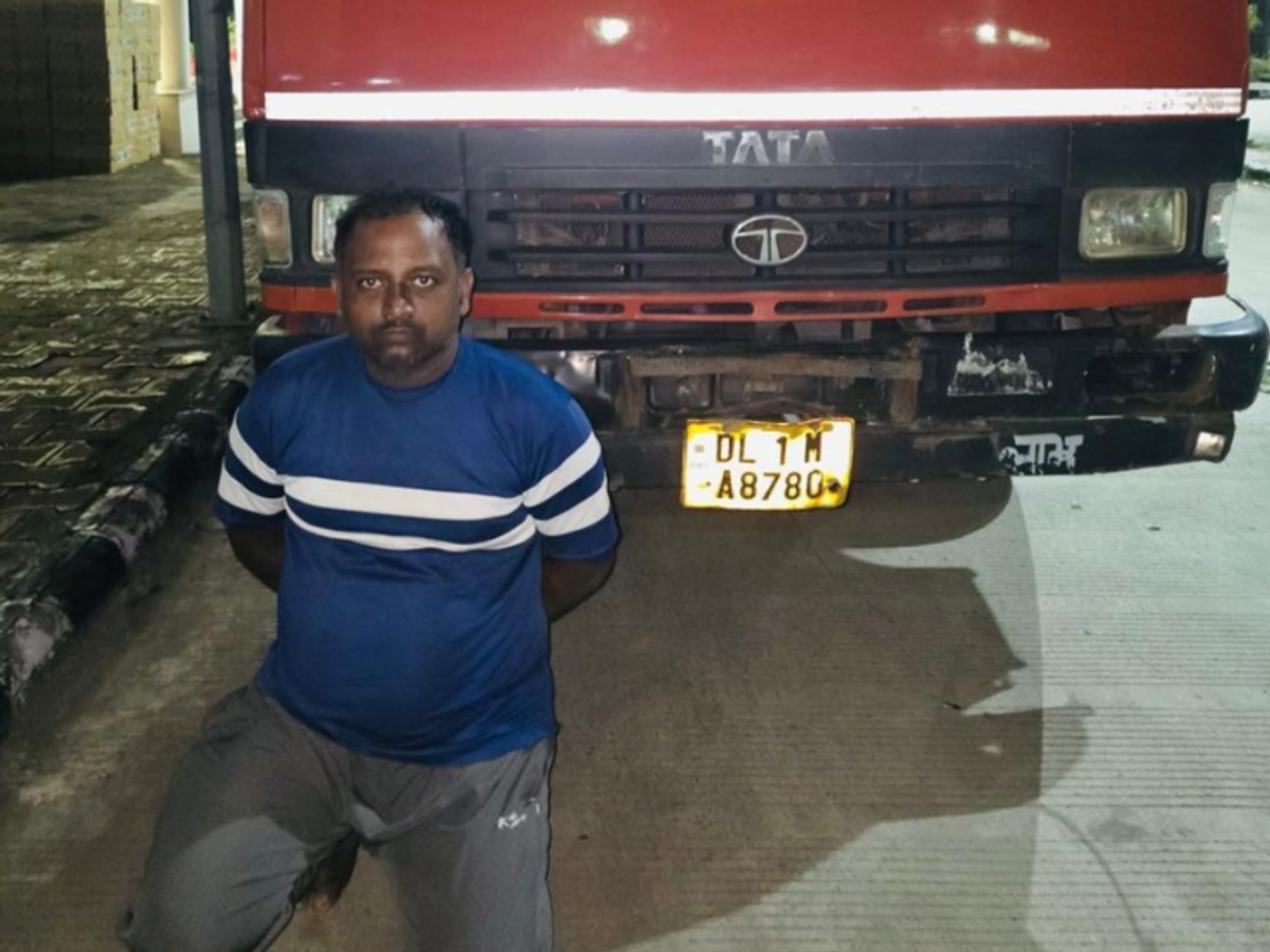 Driver caught with foreign liquor worth Rs 10 lakh from truck near Gajan  Toll Tax in Modasa | દારુનો જથ્થો ઝડપાયો: મોડાસાના ગાજણ ટોલટેક્સ પાસે  ટ્રકમાંથી 10 લાખનો વિદેશી દારૂ સાથે ચાલક