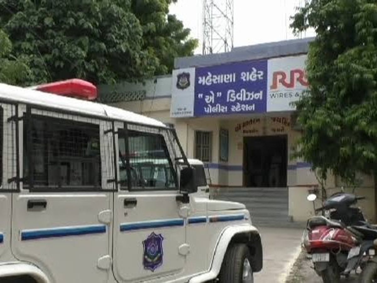 A case has been registered against two people under the Atrocities Act. | બે  શખ્સ સામે એટ્રોસિટી એક્ટ હેઠળ ગુનો દાખલ: મહેસાણામાં દલિત યુવાનને ગડદાપાટુનો  માર મારી ...