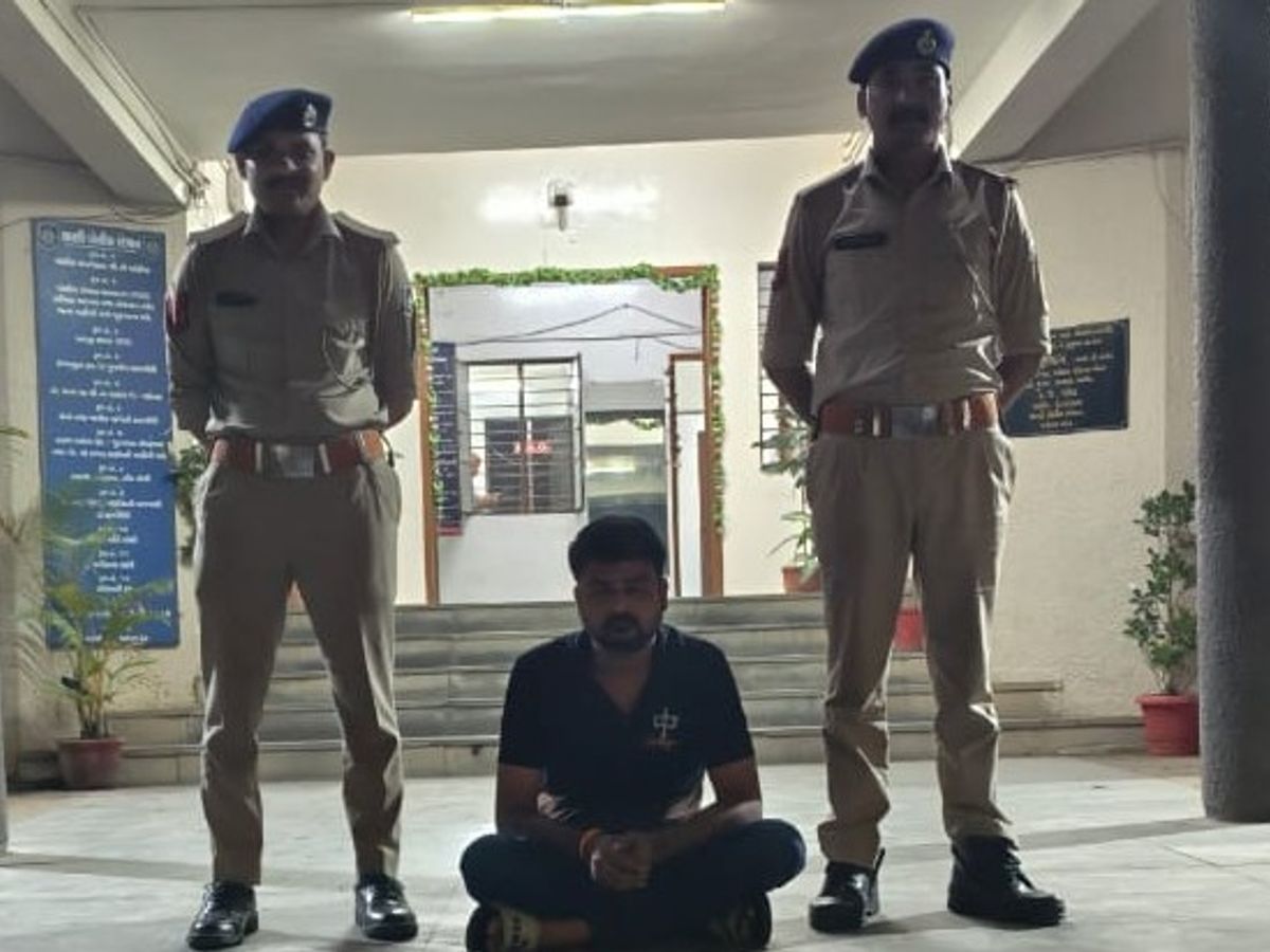 The accused, wanted for 4 months, was arrested for cheating 3 youths from  Surat-Unjha of Rs 15 lakhs in the name of providing New Zealand work visas,  and was lured with a