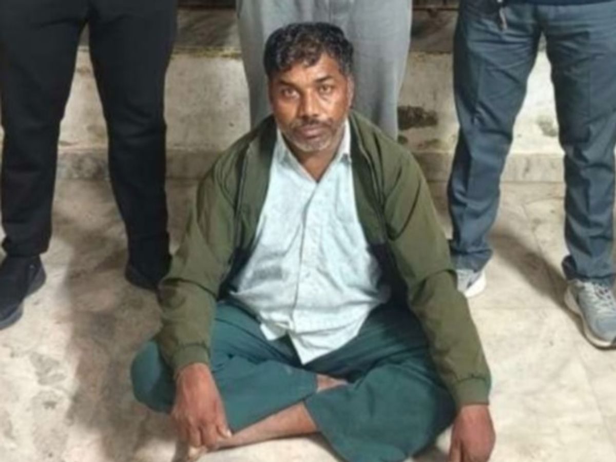 The Parole Flow Team arrested the accused, who was absconding for one and a  half years in the crime of fraud, from his own house. | દોઢ વર્ષથી ફરાર  આરોપીને ઝડપી જેલમાં