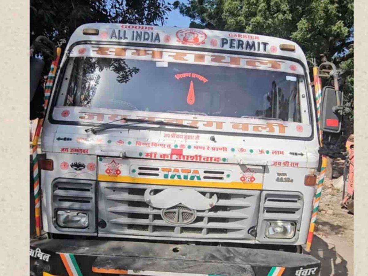 Liquor smuggling busted at Santalpur checkpost | સાંતલપુર ચેકપોસ્ટ પર  દારૂની હેરાફેરીનો પર્દાફાશ: પોલીસે માટીની આડમાં ચોર ખાનામાં સંતાડેલા વિદેશી  દારૂ સહિત ...