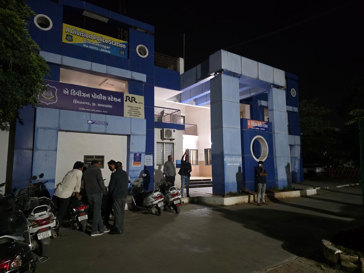 Cash worth 27 lakh stolen from car in Himmatnagar | હિંમતનગરમાં કારમાંથી 27  લાખ રોકડની ચોરી: કેનાલ ફ્રન્ટ પરથી અજાણ્યા તસ્કરો ફરાર, પોલીસ તપાસ શરૂ -  sabarkantha (Himatnagar ...