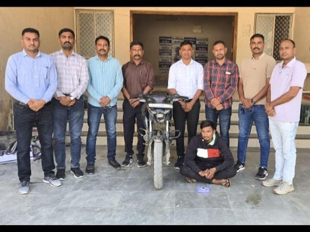 SOG nabs chain snatching accused with stolen goods | SOGએ ચેઈન સ્નેચિંગના  આરોપીને મુદ્દામાલ સાથે ઝડપ્યો: હિંમતનગરમાં જાદર પોલીસ સ્ટેશન વિસ્તારના  ગુનાનો ભેદ ...