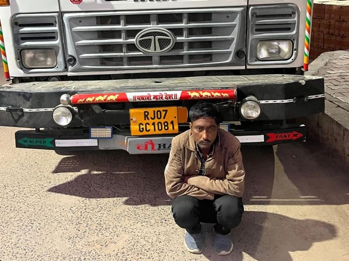 A large quantity of liquor worth Rs 1.38 crores was seized near Kadi,  Mehsana. | SMCએ કડી નજીક 1.38 કરોડનો દારૂ ઝડપ્યો: ફોર્ચ્યુનર-ક્રેટા સહિત  ₹50 લાખના વાહનો કબ્જે, રાજસ્થાનનો ...