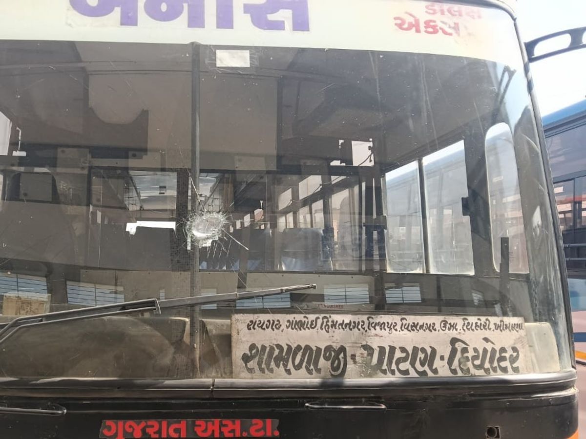 Patan-Sihore Highway Stone-Pelting 4 Vehicles 3 ST Buses Damaged Complaint  | પાટણ-શિહોરી હાઈવે પર 4 વાહનો પર પથ્થરમારો: 3 ST બસોના કાચ તૂટ્યા, ₹55,000નું  નુકસાન, ફરિયાદ નોંધાઈ ...