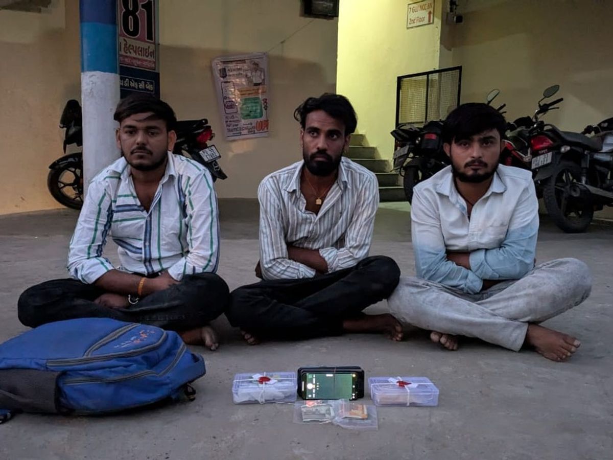 SMC raid near Mehsana railway station, seized methamphetamine drugs worth  over Rs 10 lakh | મેથામ્ફેટામાઇન ડ્રગ્સ સાથે 3ની ધરપકડ: મહેસાણા રેલવે  સ્ટેશન નજીક SMCએ રેડ કરી ઝડપી પાડ્યાં ...