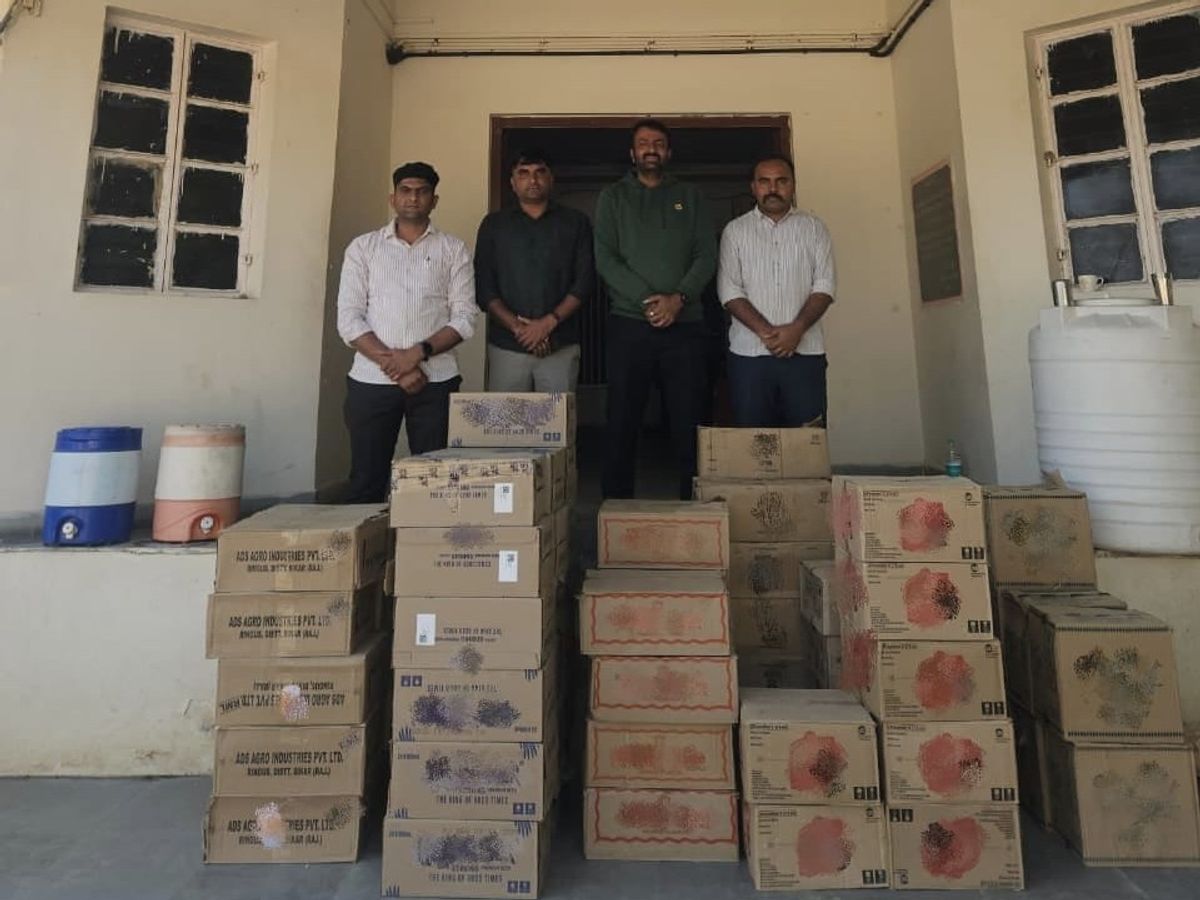 Panthawada Liquor Seizure 10 Lakh Driver Absconding | દારૂ અને બિયરનો જથ્થો  ઝડપાયો: પાંથાવાડામાં પોલીસ ચેકિંગ જોઈને પિકઅપ ડાલું મૂકીને ચાલક ફરાર, 2208  બોટલ સાથે ...