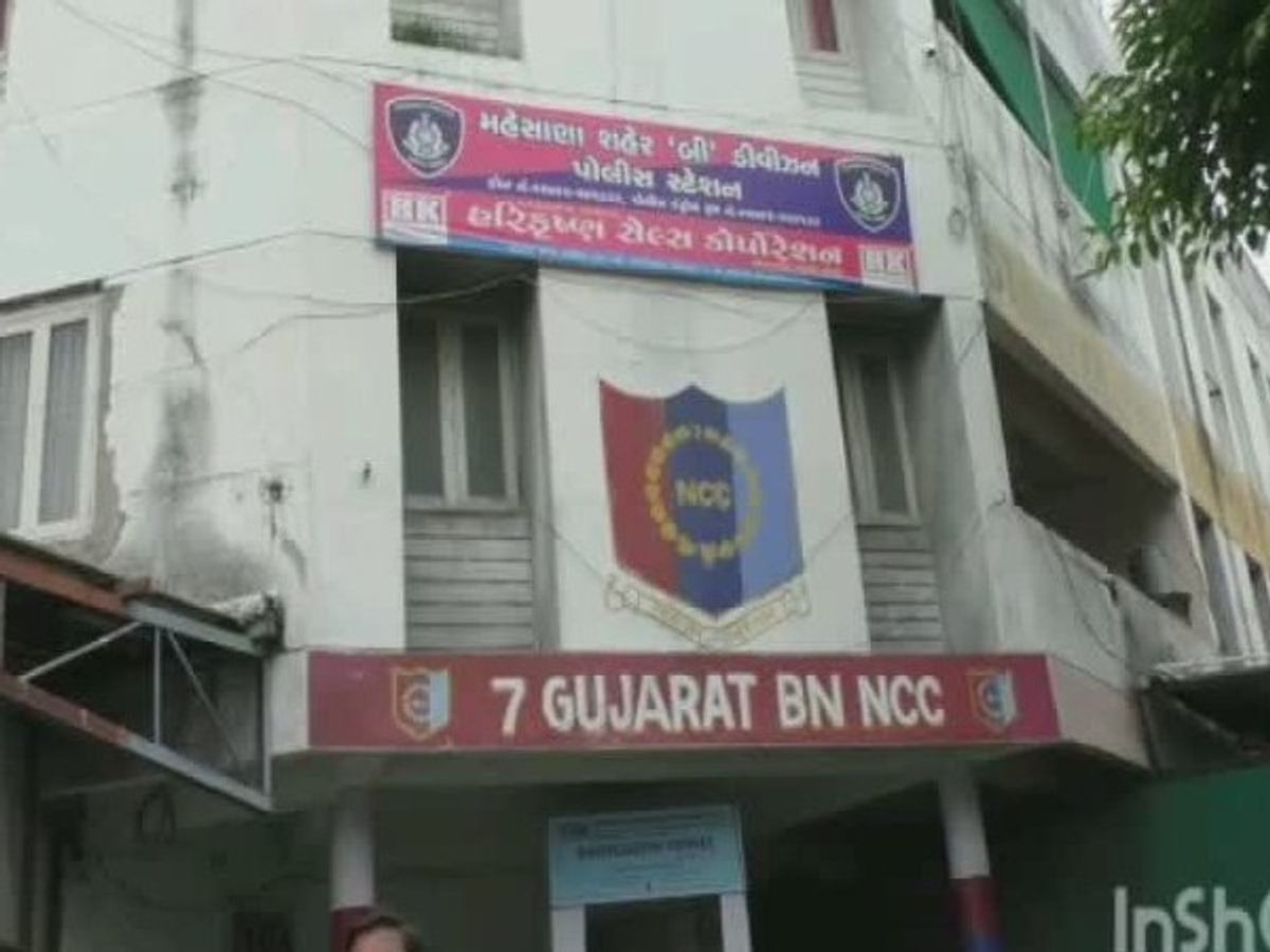 Smugglers abscond by snatching rope on the pretext of asking for address |  એડ્રેસ પૂછી સોનાના દોરાની ચીલઝડપ: મહેસાણામાં ગાયત્રી મંદિરથી ઘરે જઈ રહેલા વૃદ્ધાના  ગળામાંથી ...