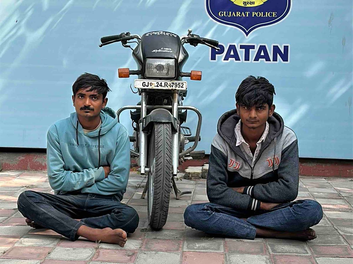 Patan LCB arrests 2 members of a gang involved in breaking vehicle windows  | પાટણ LCBએ વાહનોના કાચ તોડતી ગેંગના 2 સભ્યોને ઝડપ્યા: વિકૃત આનંદ માટે ST  બસ અને ખાનગી વાહનોને નિશાન