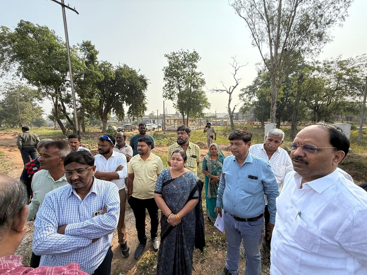 MP-Railway officials visit Salal station | સાંસદ-રેલવે અધિકારીઓએ સલાલ સ્ટેશનની  મુલાકાત લીધી: ફૂટ-ઓવર બ્રિજ, રોડ અપગ્રેડેશન મુદ્દે સ્થાનિકોની રજૂઆતો સાંભળી  ...