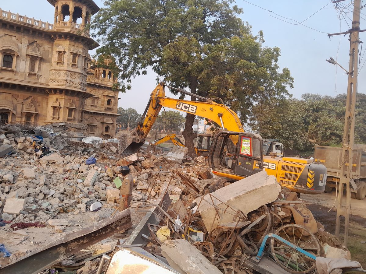 Morbi Dargah Encroachment Removal Tension Stone Pelting Police Control | મોરબીમાં  દરગાહનું ગેરકાયદેસર દબાણ દૂર કરાતા તણાવ: ટોળાએ પોલીસ સ્ટેશનનો ઘેરાવો કરી  પથ્થરમારો ...