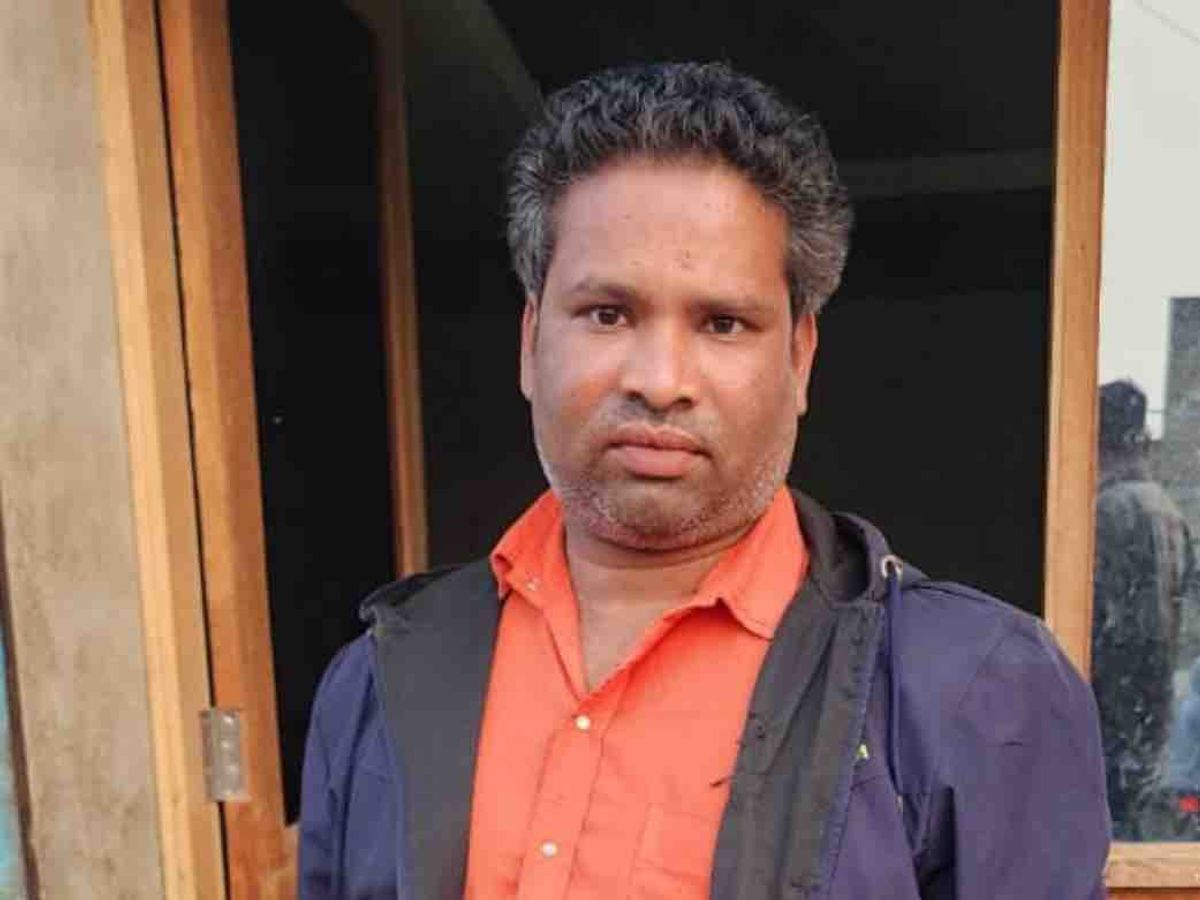 SOG raided Amirgarh based on information and arrested a person, seized  valuables worth Rs 17,915 | ડિગ્રી વગરનો ડોક્ટર ઝડપાયો: અમીરગઢમાં SOGએ  બાતમીના આધારે રેડ કરીને શખ્સને ઉઠાવી લીધો ...