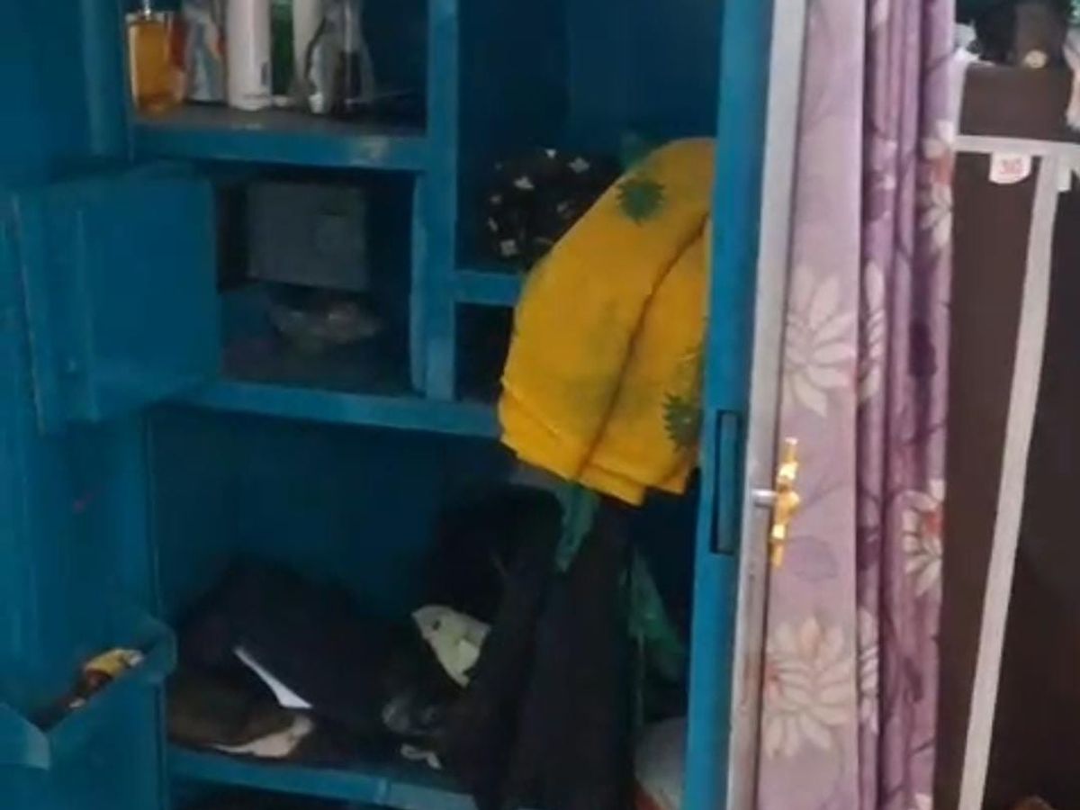 The family went to Ahmedabad to celebrate their birthday and smugglers  attacked the house. | પરિવાર બર્થ-ડે મનાવા અમદાવાદ ગયો ને ઘરે તસ્કર  ત્રાટક્યા: કડીમાં બંધ મકાનને નિશાન બનાવી ...