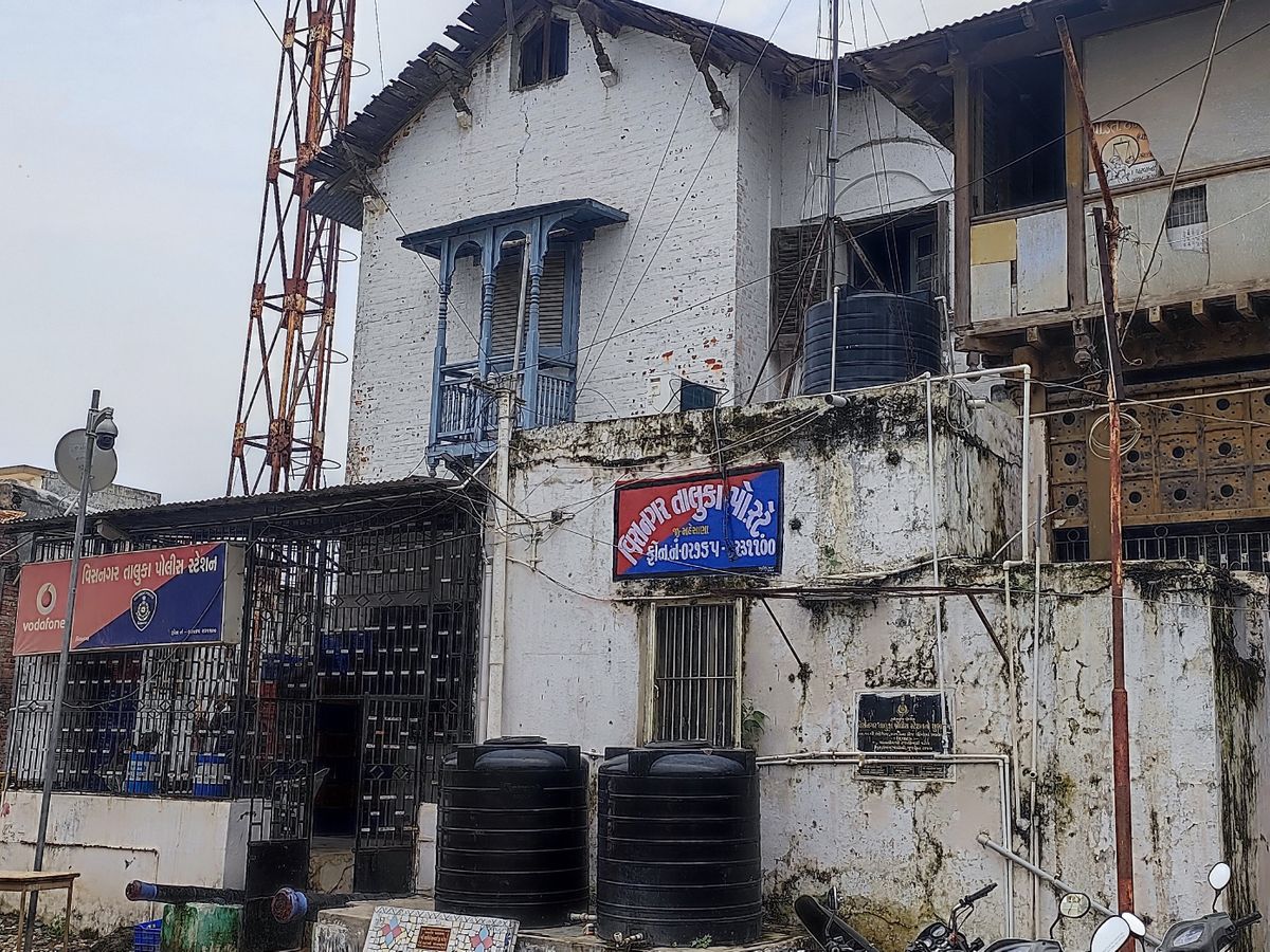 Theft in a closed house in Visnagar's Sawala | વિસનગરના સવાલામાં બંધ મકાનમાં ચોરી: અડધા લાખની રોકડ અને ઘડિયાળ લઇ તસ્કરો રફૂચક્કર, પોલીસે તપાસ હાથ ધરી - Visnagar News ...