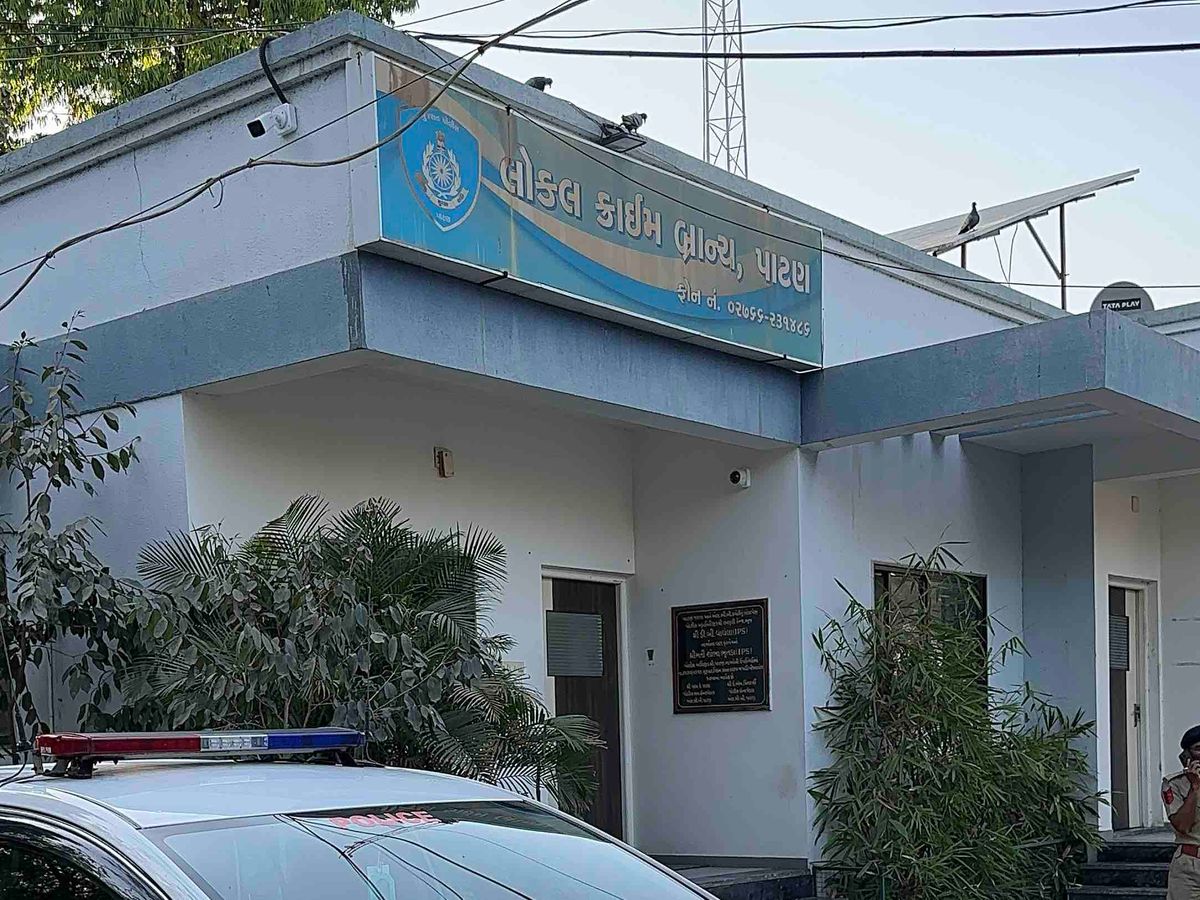 Patan LCB Raid Panchmukhi Complex; Online Betting Bust | Rs 8000 Seized