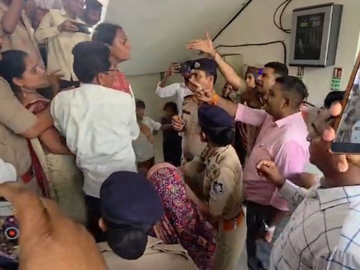 Tharad Congress Rally Clash; Woman Leader Booked | Gujarat News