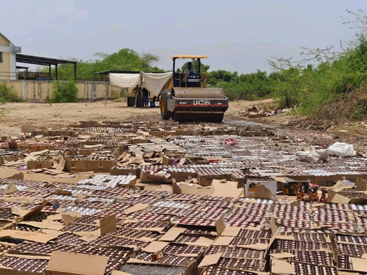 Sidhpur Division Destroys 34,903 Liquor Bottles from 37 Cases in Patan