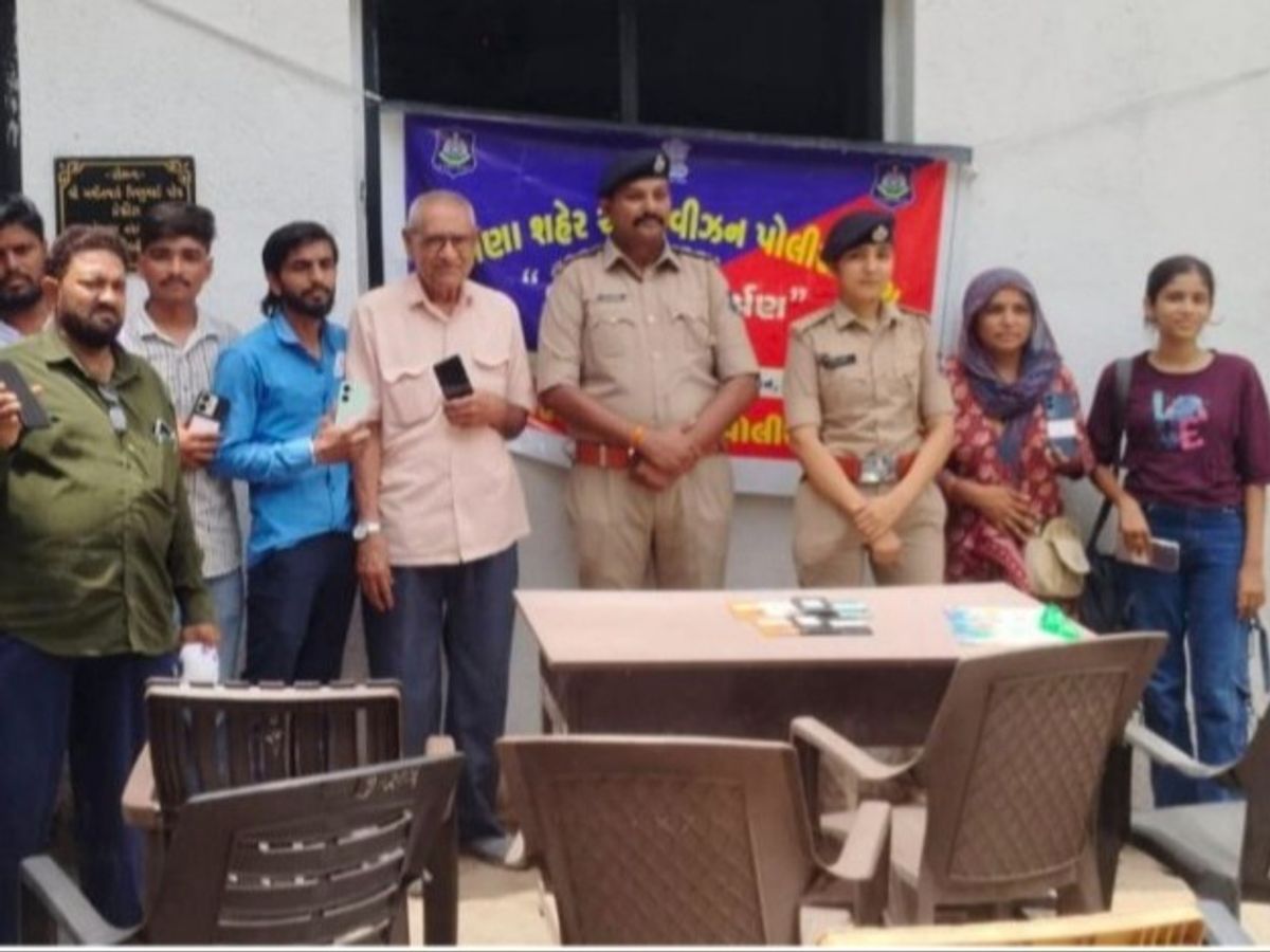 Mahesana Police Return 19 Lost Mobiles | Tera Tujko Arpan Campaign