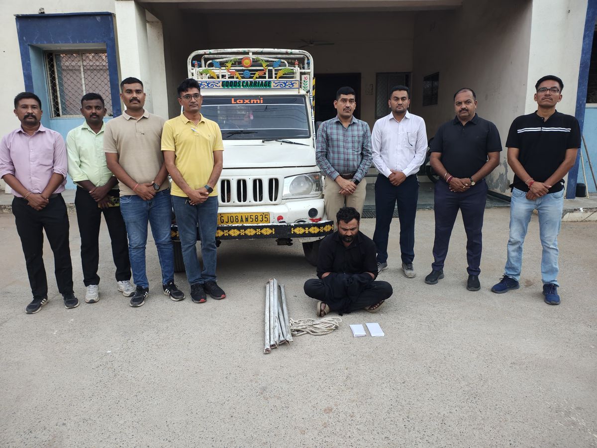 Himmatnagar Vehicle Seized in Cattle Theft Case | Seven Accused Booked