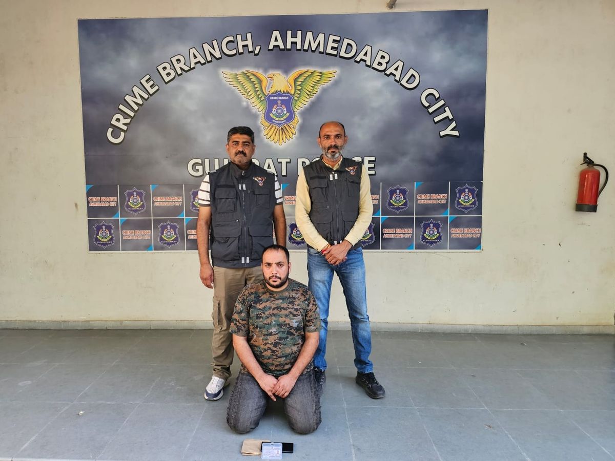 Ahmedabad Crime Branch Arrests Fake CISF Officer at Lal Darwaja
