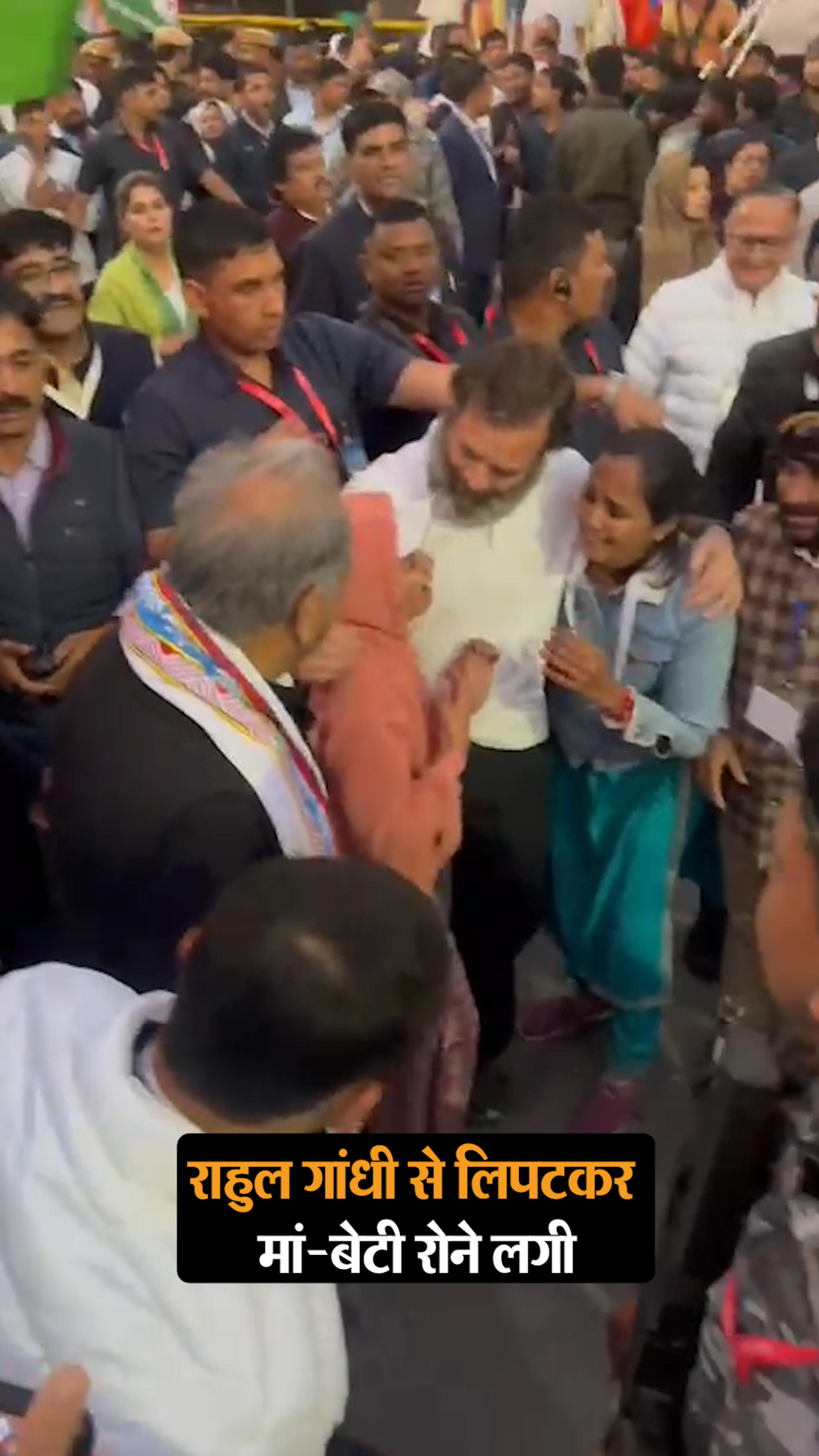 भारत जोड़ो यात्रा के दौरान 11 साल की बच्ची गले लगते ही फूट-फूटकर रोई | Rahul  Gandhi Bharat Jodo Yatra Alwar Photos And Videos | Rajasthan News - Dainik  Bhaskar