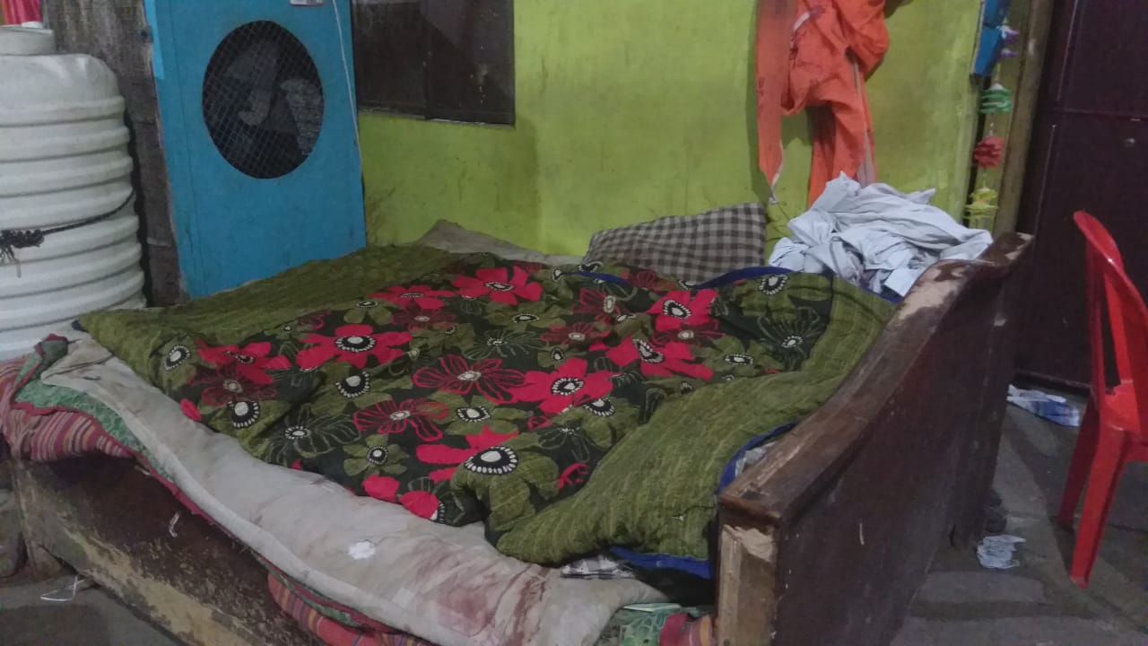 पलंग जिस पर कारोबारी की हत्या की गई।