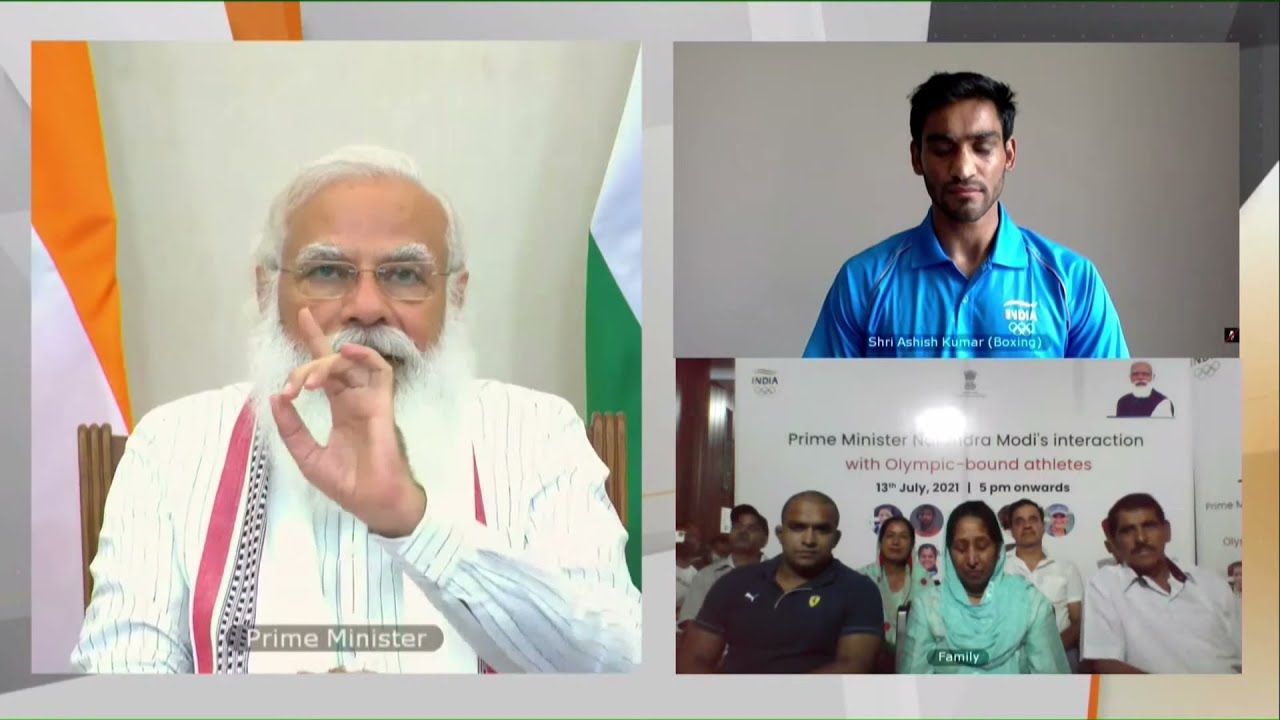 बॉक्सर आशीष से बात करते प्रधानमंत्री मोदी। इस दौरान आशीष के परिवार वाले भी मौजूद रहे।