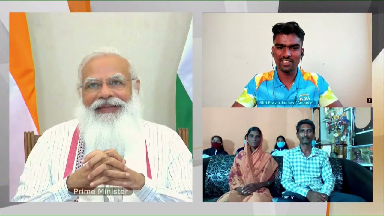 तीरंदाज प्रवीण से बातचीत करते प्रधानमंत्री मोदी। प्रवीण ने इस दौरान अपने संघर्ष की कहानी भी सुनाई।