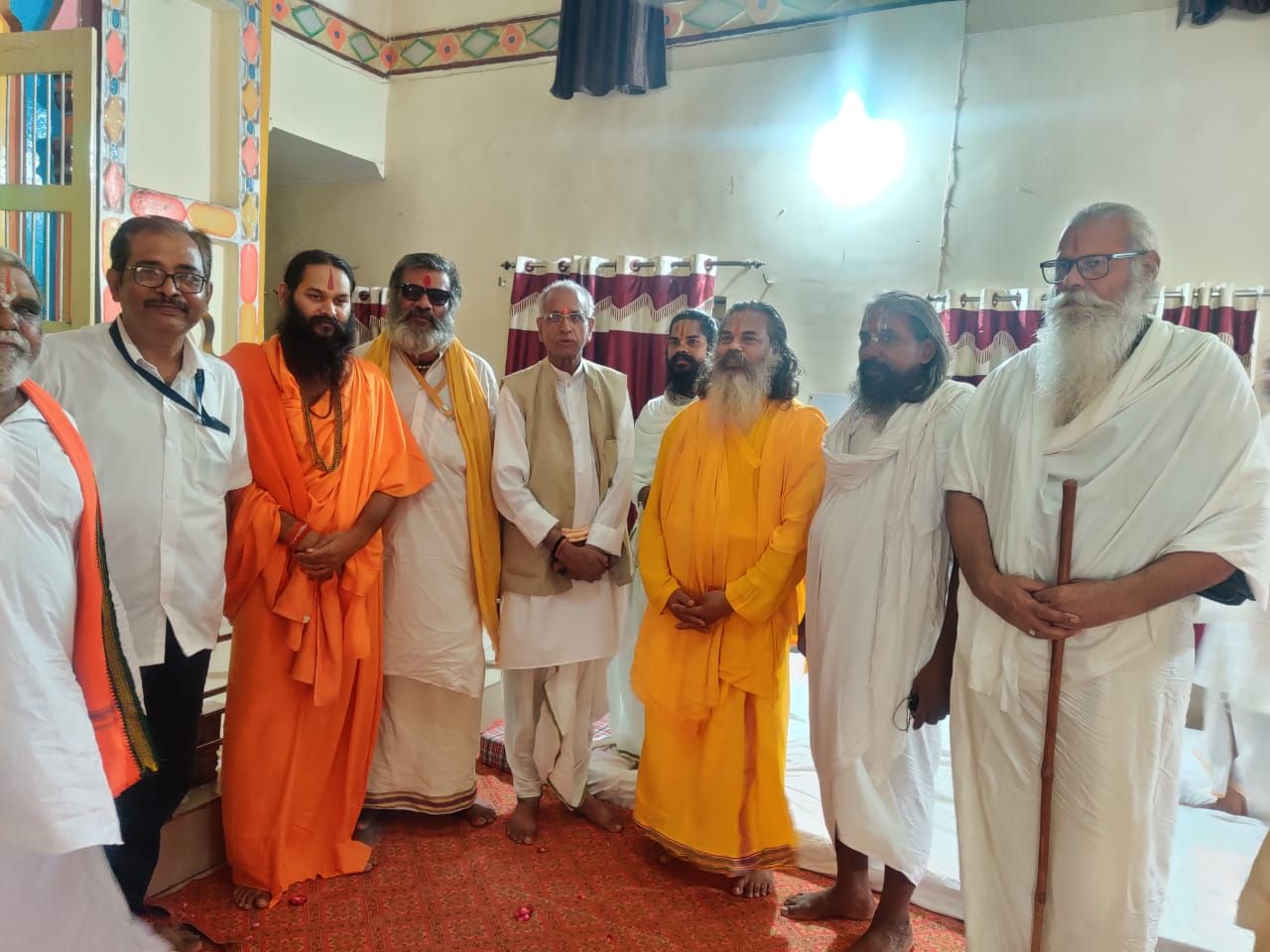 संघ चंपत राय को लेकर दुविधा में है। उत्तर प्रदेश समेत 5 राज्यों के चुनाव करीब हैं। ऐसे में अगर चंपत राय को हटाया गया तो लगेगा कि आरोप की पुष्टि खुद संघ ने कर दी।