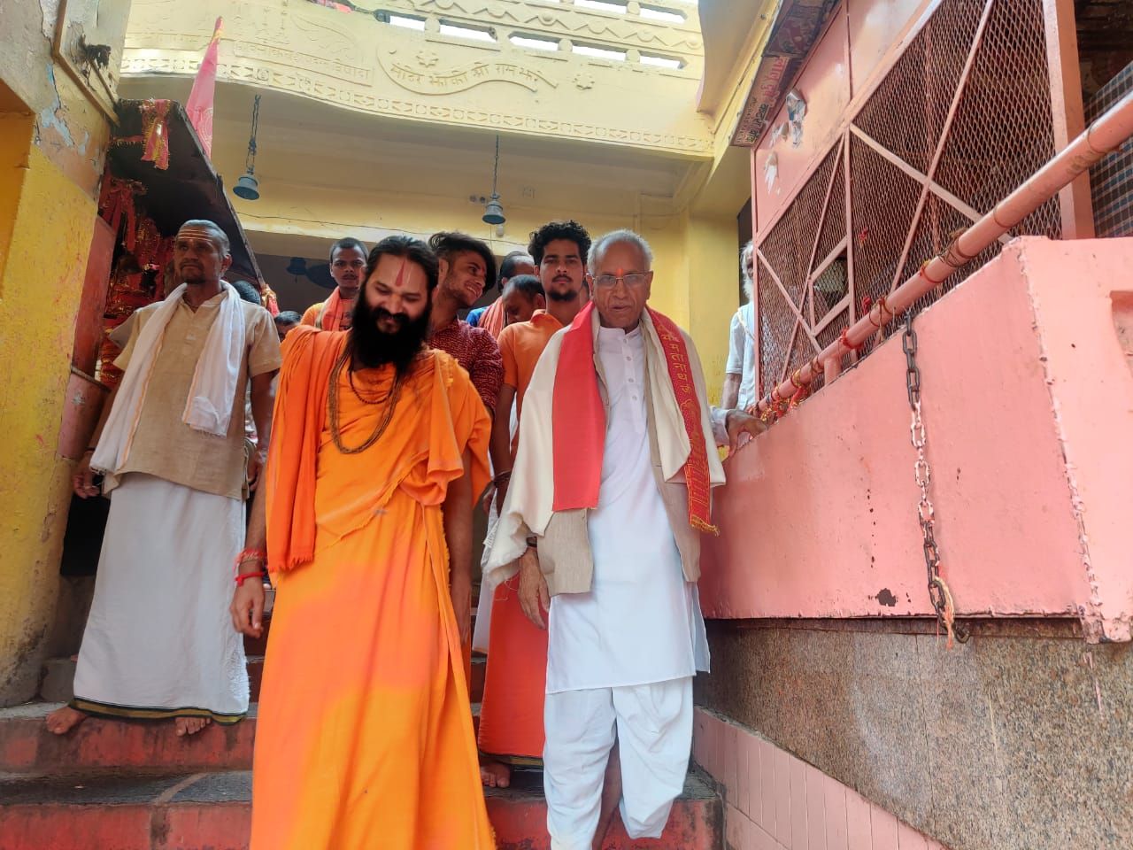 चंपत राय को फिलहाल अभयदान देने की सबसे बड़ी वजह आगामी उत्तर प्रदेश चुनाव हैं। संघ नहीं चाहता कि चुनाव में इस मामले को तूल मिले।