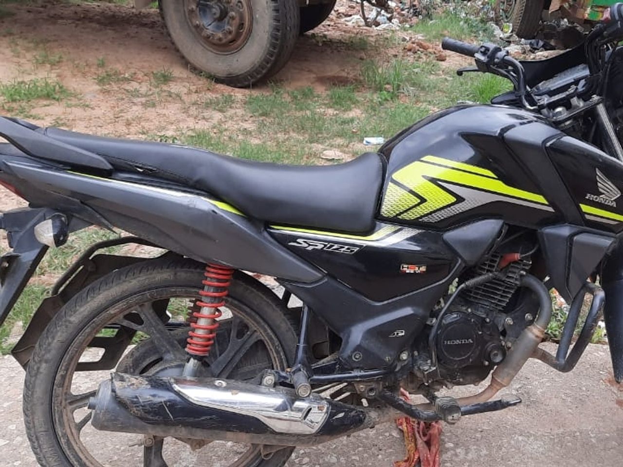 पुलिस ने किया मामले का उद्भेदन, लूटी गई बाइक और मोबाइल के साथ चार गिरफ्तार  | Police cracked the case, four arrested with robbed bike and mobile -  Dainik Bhaskar