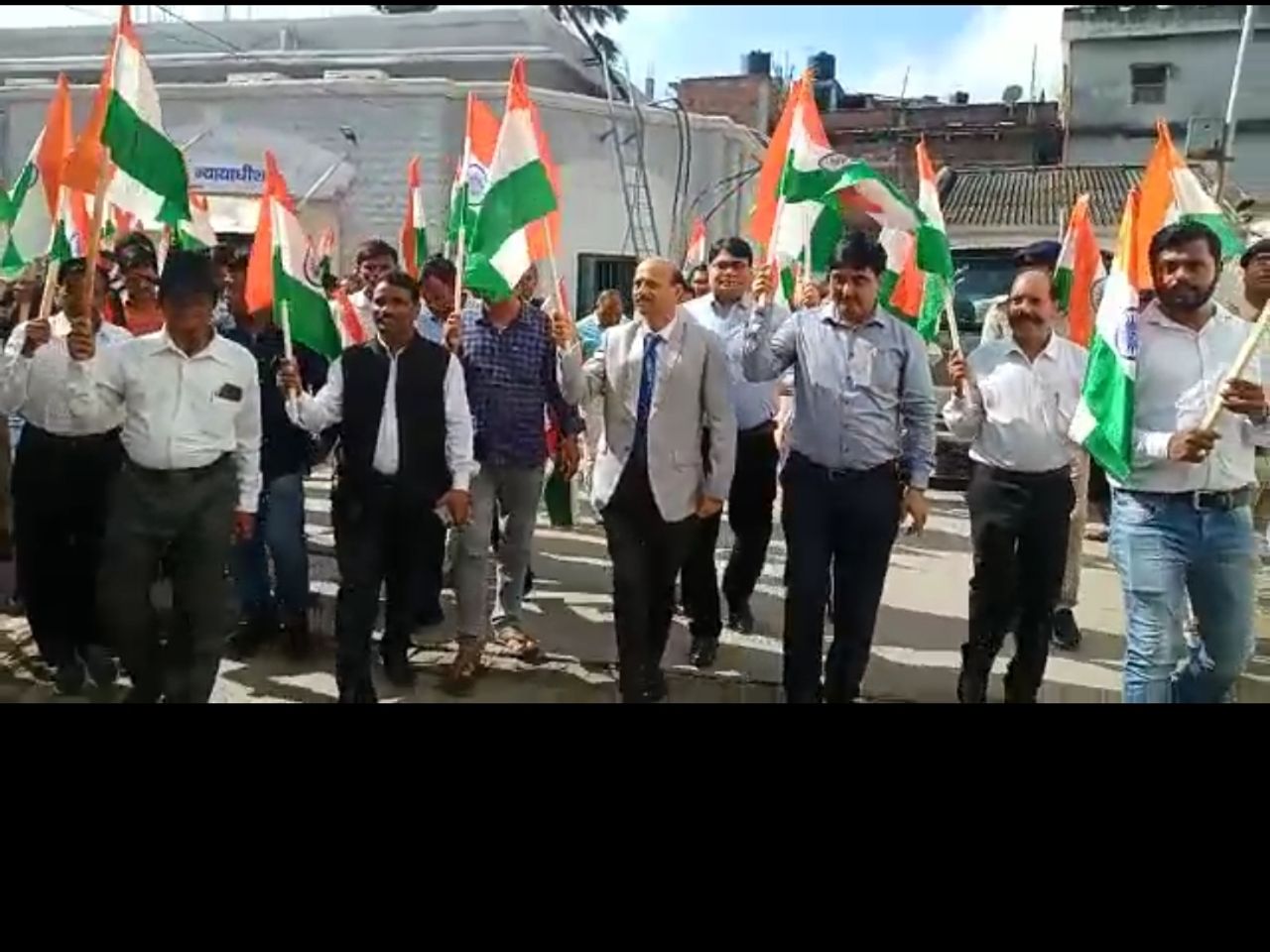 राष्ट्रगान के बाद जिला जज ने झंडा दिखा किया रवाना, सासाराम सिविल कोर्ट से  निकल कर फजलगंज स्टेडियम तक निकली यात्रा | After the national anthem, the  district ...